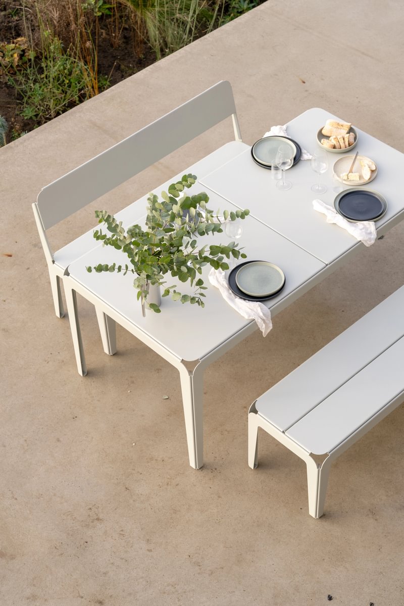 Bended Table 180 including benches